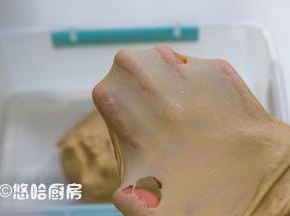 30分钟后打好的面团拉开看看，面膜效果不错。