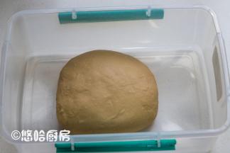 面团表面收光滑，放入保鲜盒中在室温下进行一发。