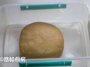 面团表面收光滑，放入保鲜盒中在室温下进行一发。