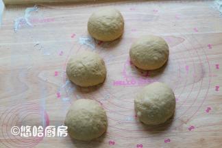 室温23度，发酵一个半小时还多，发酵后的面团取出至案板上，撒粉防粘，平均分成5份滚圆，盖保鲜膜醒发20分钟。