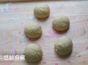 室温23度，发酵一个半小时还多，发酵后的面团取出至案板上，撒粉防粘，平均分成5份滚圆，盖保鲜膜醒发20分钟。