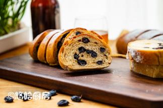 吃的时候切片，用朗姆酒浸泡的果干风味独特，果干可以换成自己喜欢的哈。