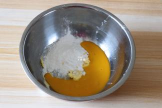 黄油软化后加入糖粉，鸡蛋打散后也倒入进去，一起搅拌均匀即可，不用打发；