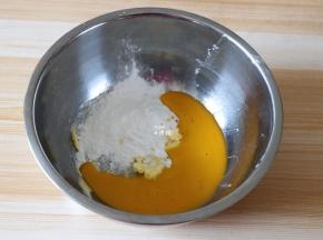 黄油软化后加入糖粉，鸡蛋打散后也倒入进去，一起搅拌均匀即可，不用打发；