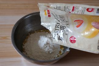 倒入低筋面粉(这里直接倒入即可，不用过筛)；