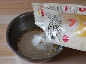 倒入低筋面粉(这里直接倒入即可，不用过筛)；