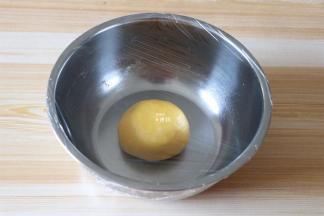 混合均匀揉成一个光滑的面团，盖上保鲜膜静置半小时左右松弛面团；