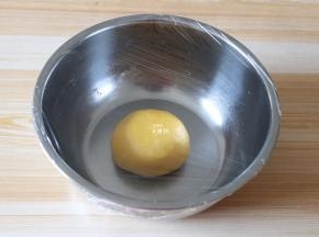 混合均匀揉成一个光滑的面团，盖上保鲜膜静置半小时左右松弛面团；