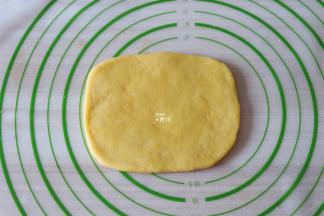 用擀面杖将面团擀成一个长方形，厚度约为5毫米左右；