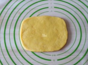 用擀面杖将面团擀成一个长方形，厚度约为5毫米左右；
