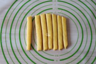 再将面片切成长条；