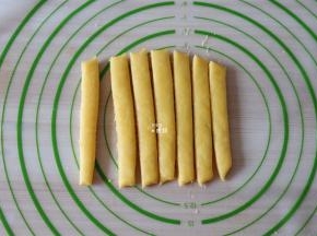 再将面片切成长条；