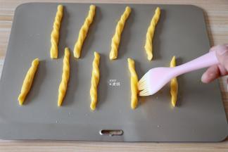 表面刷少许蛋液；