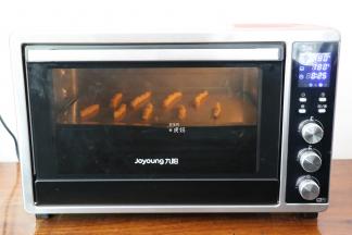 放入预热好的烤箱中层，180度烤25分钟左右，表面呈金黄色即可出炉；