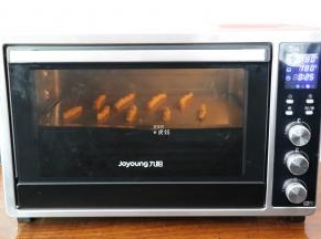 放入预热好的烤箱中层，180度烤25分钟左右，表面呈金黄色即可出炉；