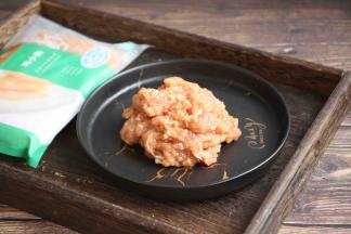 将所放入的调料搅打均匀，搅至肉馅有粘性，然后戴上一次性手套摔打肉馅20～30下。