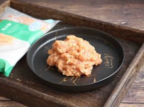 将所放入的调料搅打均匀，搅至肉馅有粘性，然后戴上一次性手套摔打肉馅20～30下。