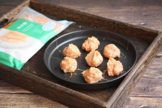 将肉馅团成小丸子。