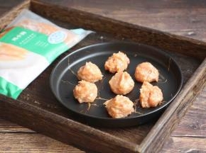 将肉馅团成小丸子。