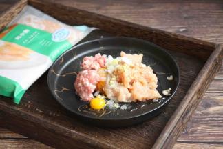 在鸡肉和猪肉馅中放入2个鹌鹑蛋（或半个鸡蛋）、少许的胡椒粉、少许的十三香粉、1勺的白糯米酒、2g的盐、2g的生抽、1小勺的淀粉。