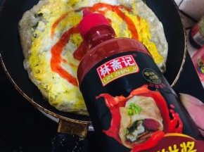 再翻过来，挤上手抓饼酱。