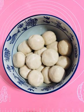 面团上下两面刷油，盖上保鲜膜醒40分钟。