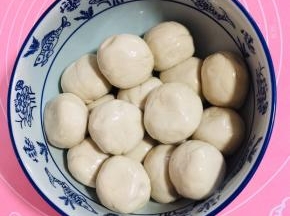 面团上下两面刷油，盖上保鲜膜醒40分钟。