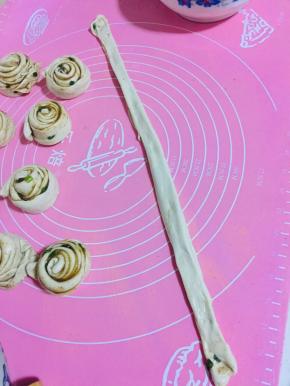 抓起两头，在案板上摔打几下拉长。