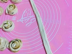 抓起两头，在案板上摔打几下拉长。