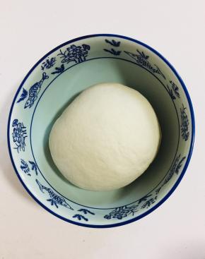 面粉600克，温水320克，盐4克揉成光滑的面团。