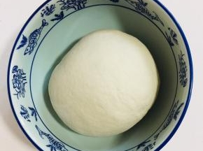面粉600克，温水320克，盐4克揉成光滑的面团。