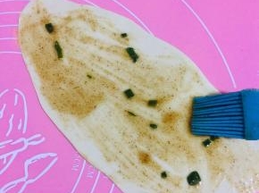 醒好的面团擀开，刷上油酥。