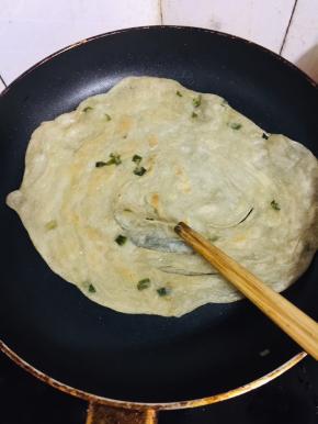 吃的时候不用解冻，直接在平底锅上烙熟即可。