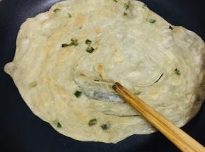 吃的时候不用解冻，直接在平底锅上烙熟即可。