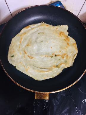 待蛋液稍微凝固，迅速翻面煎30秒左右。