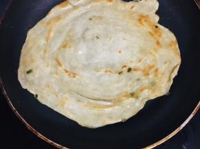 待蛋液稍微凝固，迅速翻面煎30秒左右。