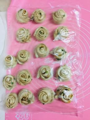 盖上保鲜膜松弛10分钟。