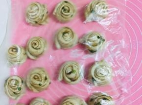 盖上保鲜膜松弛10分钟。