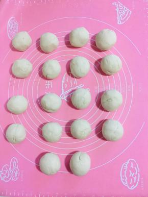 分成大小一致的小剂子。（我分的是每个剂子50克，刚好18个剂子。）