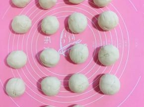 分成大小一致的小剂子。（我分的是每个剂子50克，刚好18个剂子。）