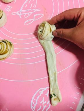 从一头卷起来，收口压在面团下面。