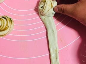 从一头卷起来，收口压在面团下面。