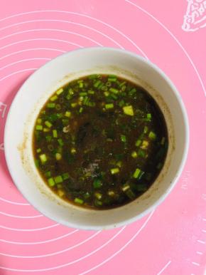 碗里放入葱花，面粉，十三香，盐，淋上热油搅拌均匀做成油酥。