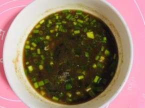 碗里放入葱花，面粉，十三香，盐，淋上热油搅拌均匀做成油酥。