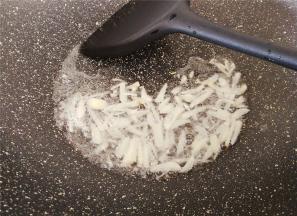 首先煮一锅水，沸腾后把面饼放入煮软煮熟捞起备用。