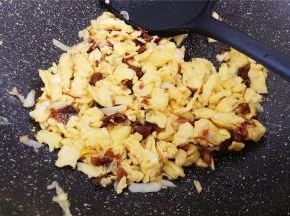 鸡蛋炒制滑嫩就行，这是挖出2勺酱跟鸡蛋翻炒，炒出很浓郁的香味。