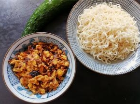 把黄瓜去皮切丝，酱盛出备用，把它们一起放入面条中翻拌就可以食用了。