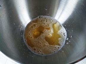 将啤酒倒入面桶里