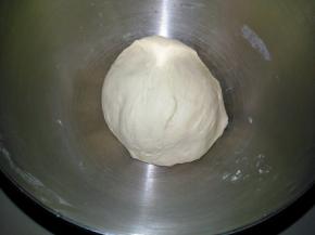 揉至光滑的面团，开始发酵