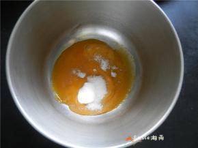 蛋黄中加细砂糖搅打均匀。